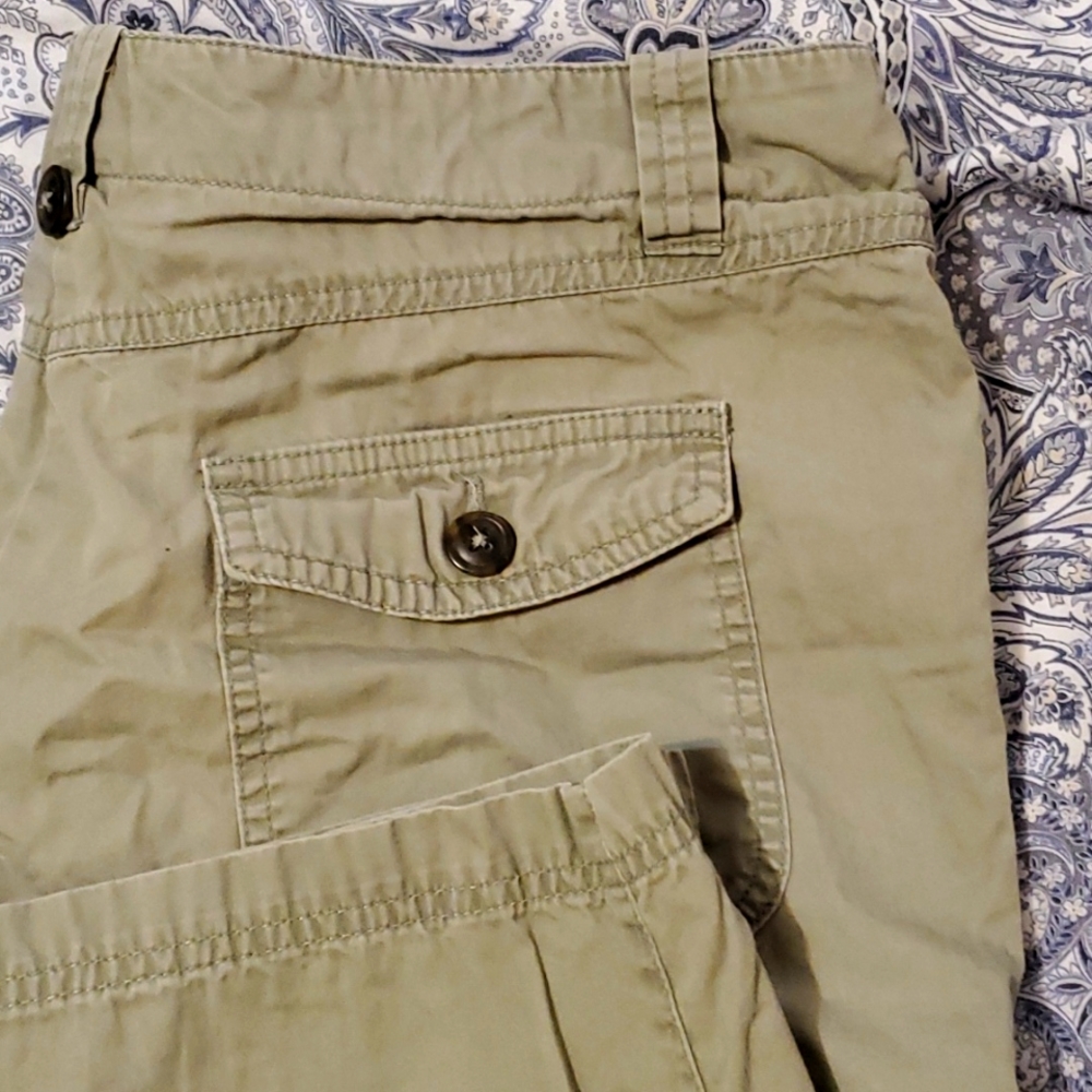 Chaus khaki olive, carpenter capris